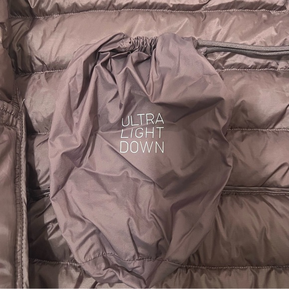 Uniqlo Ultralight Down Jacket in Wine (Japan size M) - Picture 7 of 11